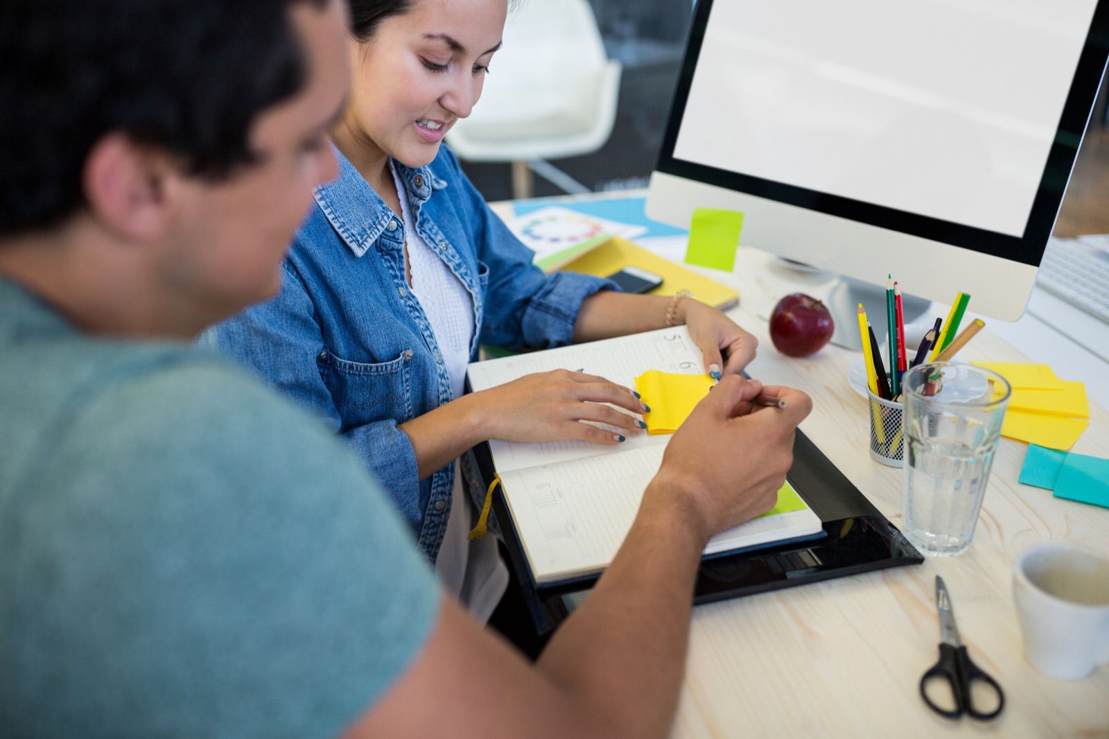 Diseñadores aprendiendo y trabajando en equipo