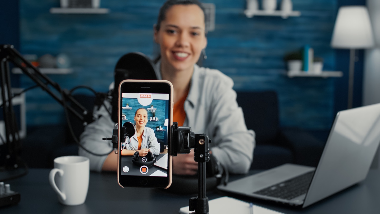 Creadora de contenido grabando para redes sociales